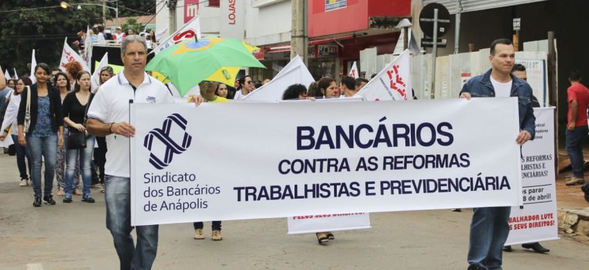COOPERBANA juntamente com o Sindicato dos Bancários de Anápolis, na Manifestação Contra as Reformas Trabalhistas e Previdenciária