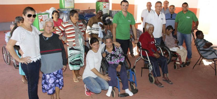 Entrega de agasalhos ao asilo São Vicente de Paula